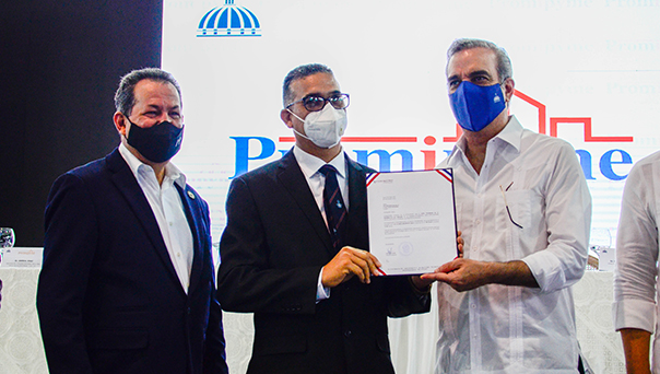 Abinader cumple con buhoneros de la Duarte con París y entrega más de 100 millones de pesos en préstamos a través de Promipyme